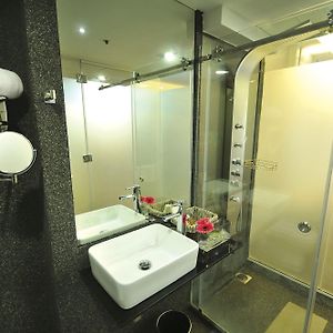 Deluxe Queen Suite